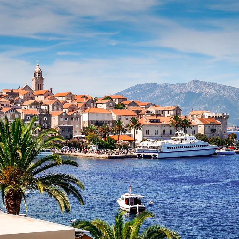 Fähre im Hafen von Korcula, Kroatien